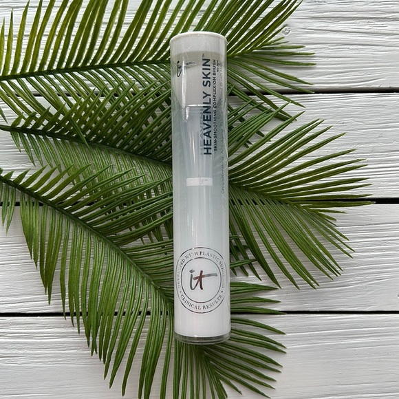 NWT IT Cosmetics Heavenly Skin Complexion Brush No 704 - Picture 2 of 2